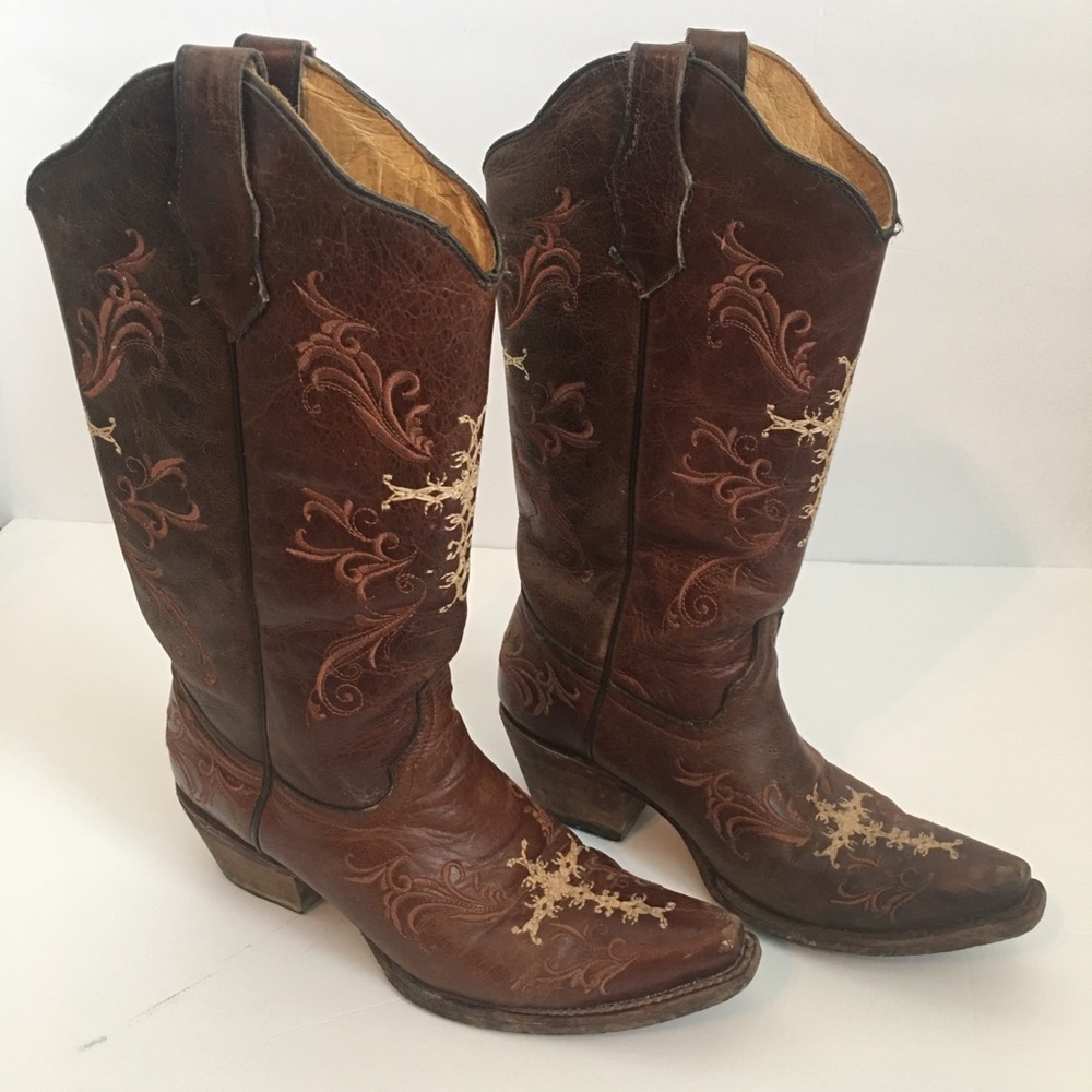 Cowgirl boots size 8 brown with embroidered design